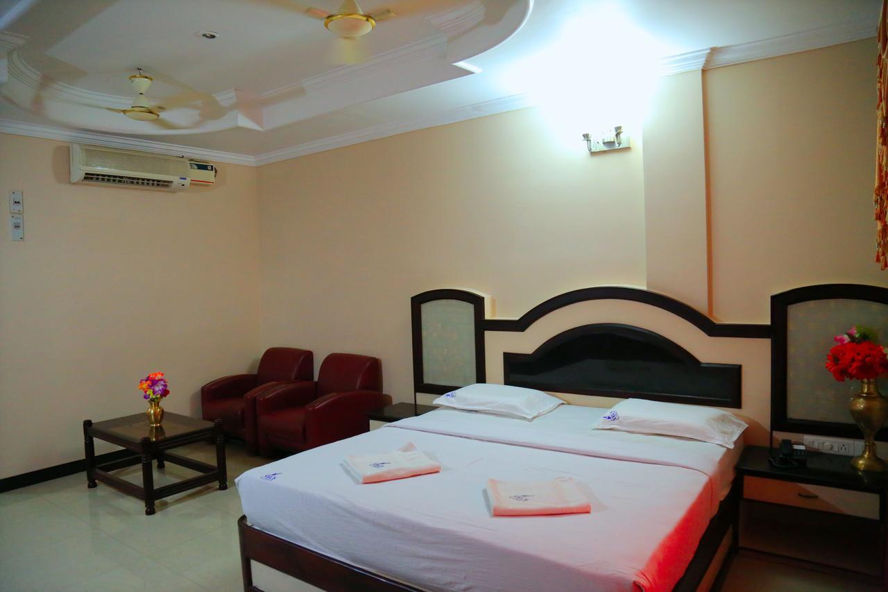 Hotel Vels Court Пални Екстериор снимка